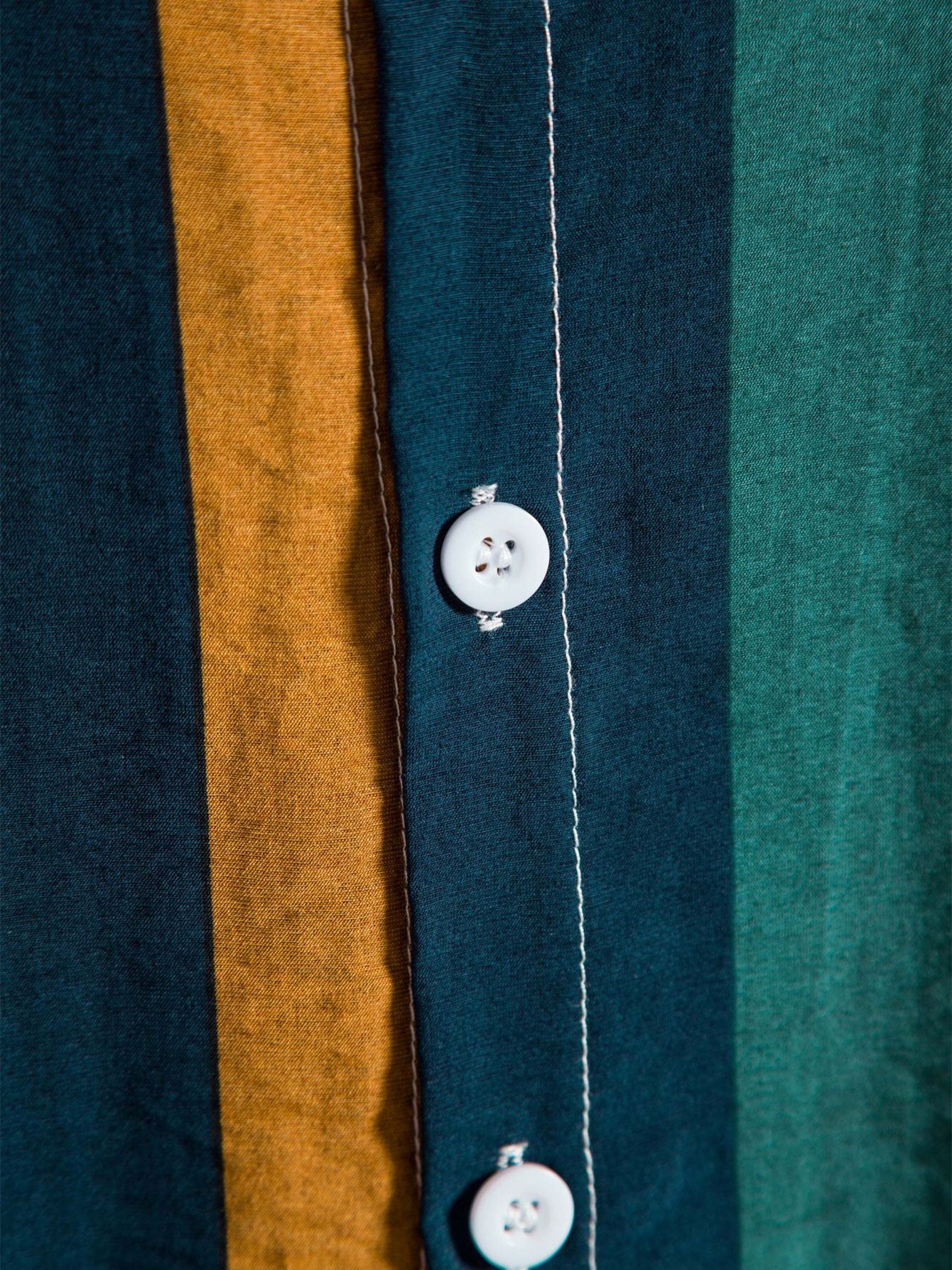 Chemise à Rayures Colorées en Polyester – Coupe Régulière, Design Unique et Confort Optimal 3