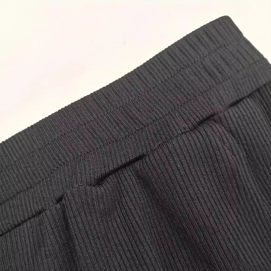 Ensemble Femme Noir Côtelé – T-shirt et Pantalon Confortables pour un Style Élégant et Moderne 3